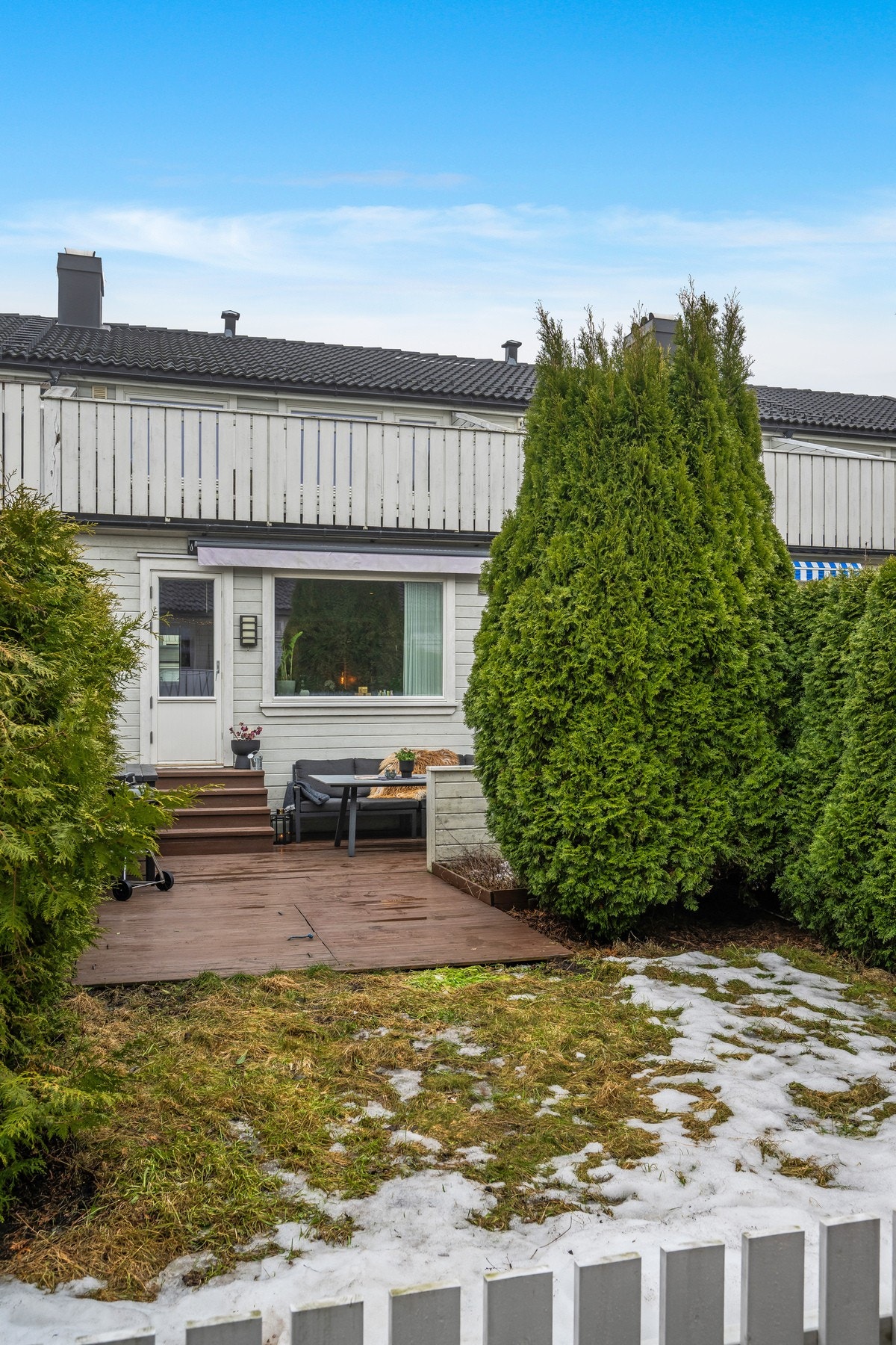 Delvis terrasse og delvis plen Galleribilde