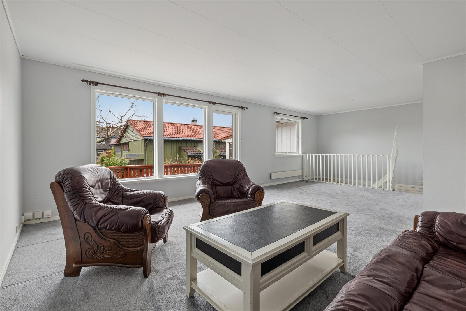 Stuen i 1. etasje er et romslig oppholdsrom. Galleribilde