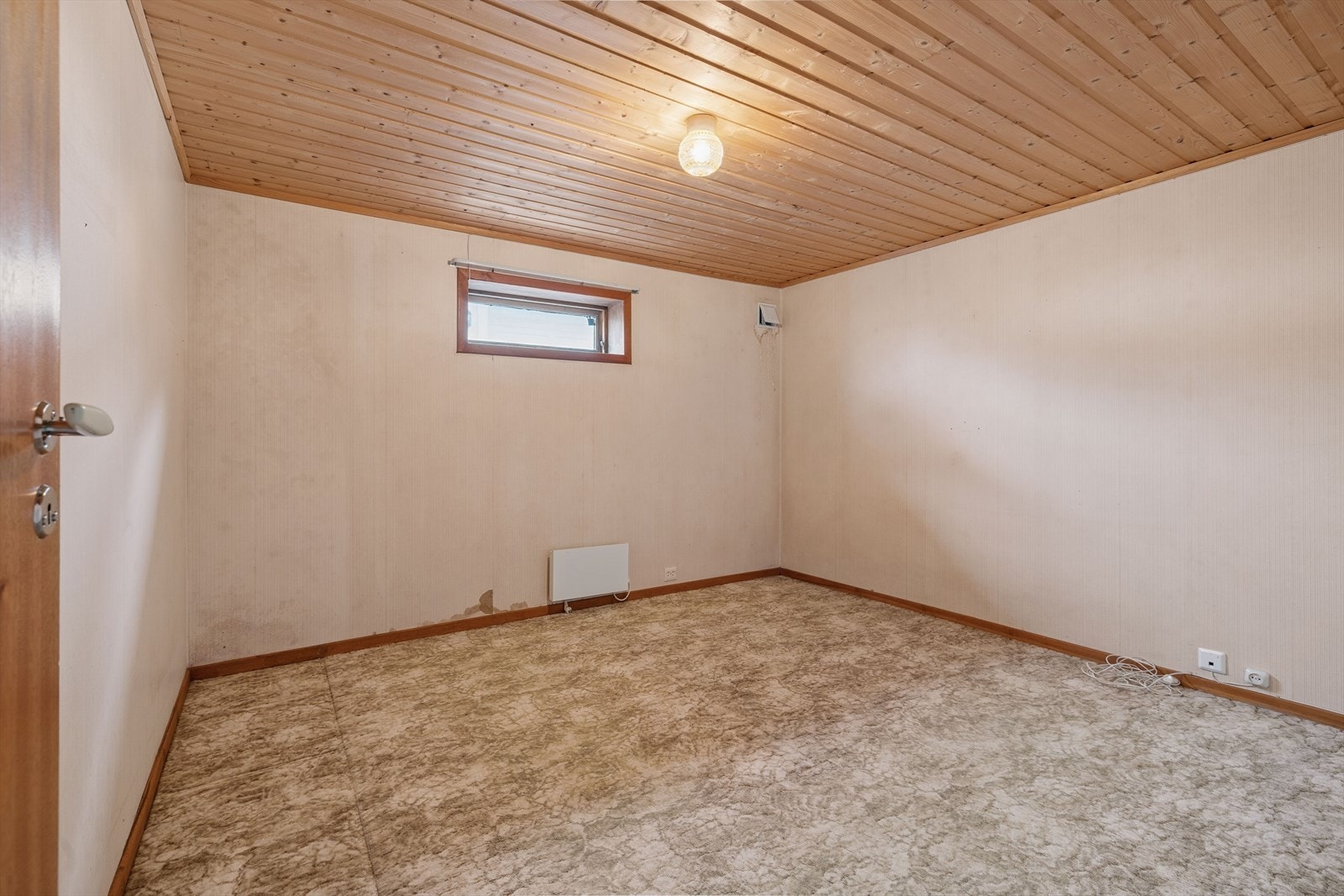 Rommene tilfredsstiller ikke dagens krav til rom for varig opphold (små vinduer). Se pkt. "ferdigattest" for nærmere informasjon. Galleribilde