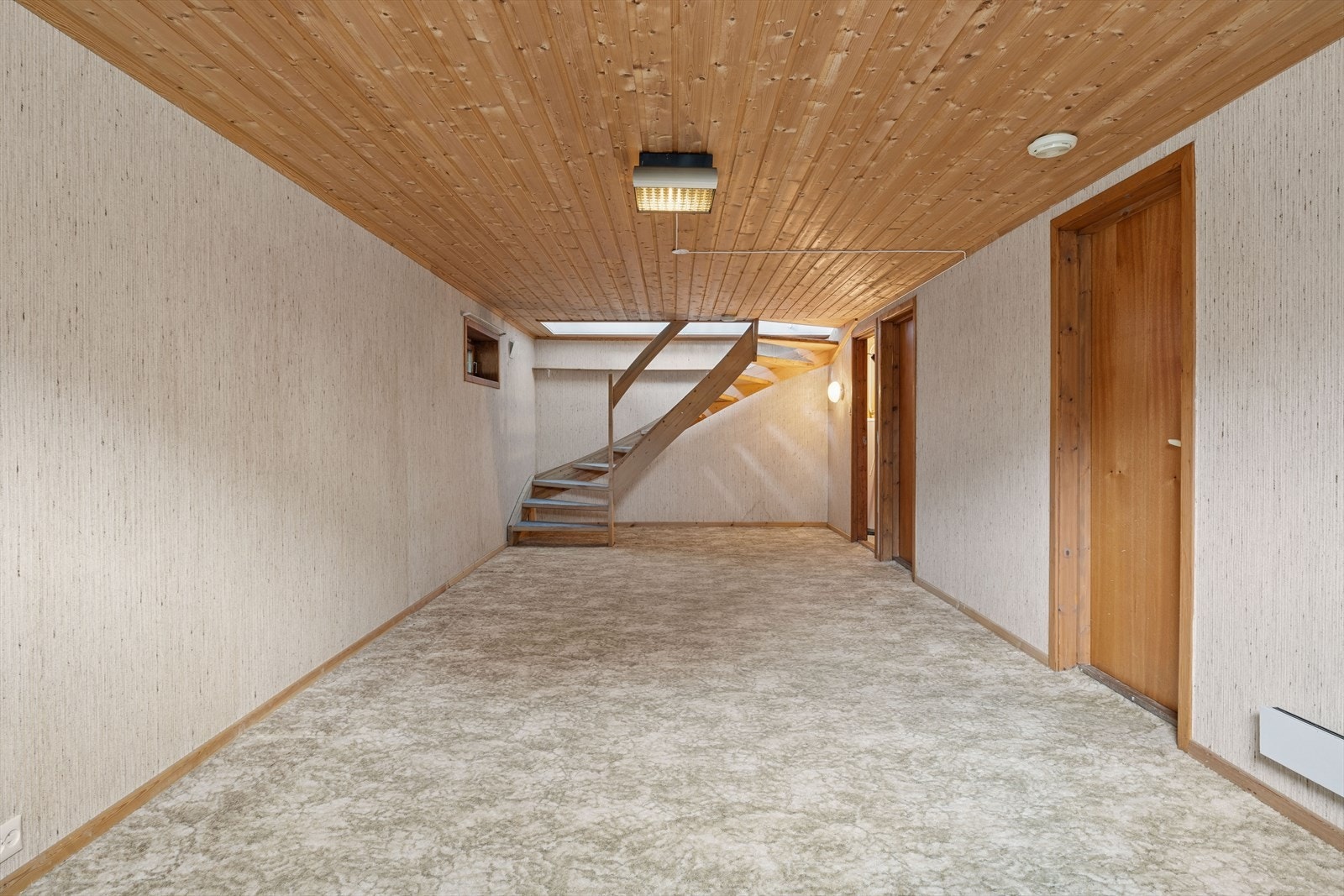 Kjelleren er opprinnelig godkjent med disponibelt rom og tre boder. Galleribilde