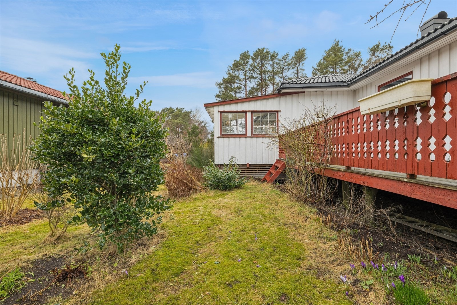 Eiet tomt opparbeidet med plen, frukttrær, diverse annen beplantning, stakittgjerde, gruslagt gårdsplass og asfaltert innkjørsel (felles). Galleribilde
