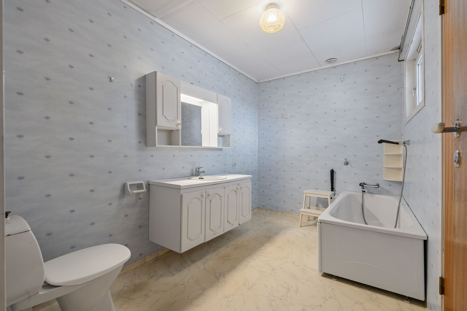 Badet har innredning m/nedfelt servant, overskap m/speil og belysning, gulvmontert toalett, badekar og opplegg for vaskemaskin. Galleribilde