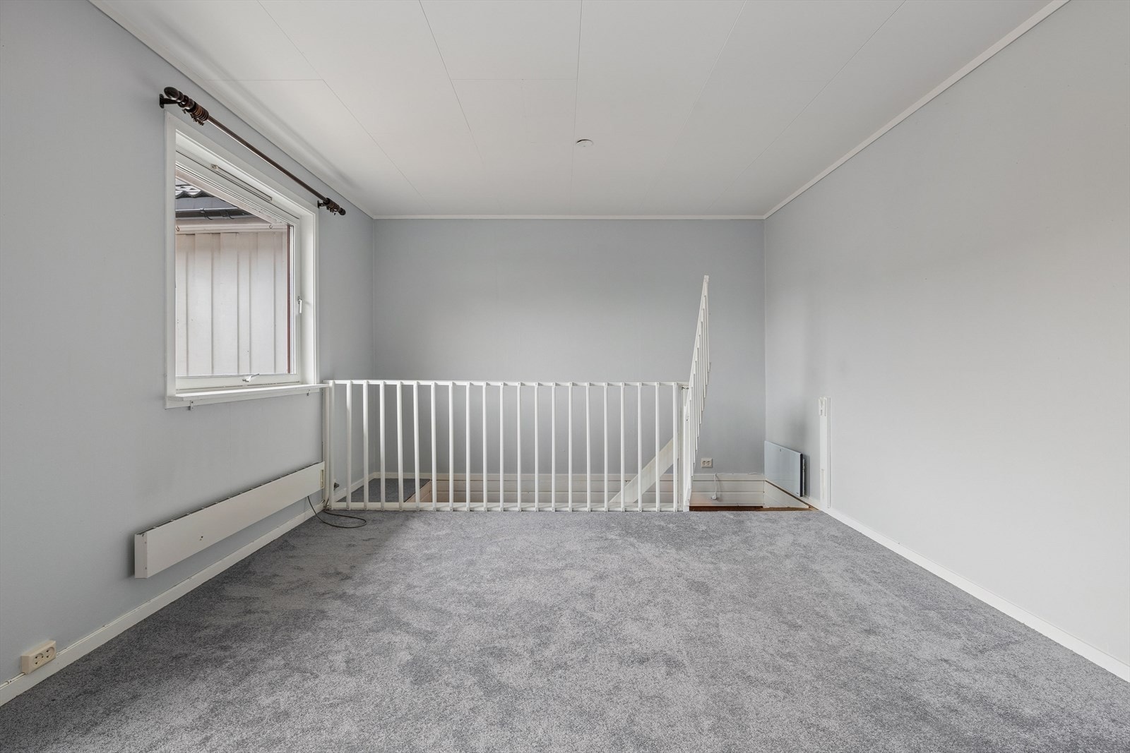 Del av stuen er oppr. godkjent som et soverom. I dag er rommet innlemmet i stuen og det er satt inn trapp ned til kjeller - se pkt. ferdigattest. Galleribilde