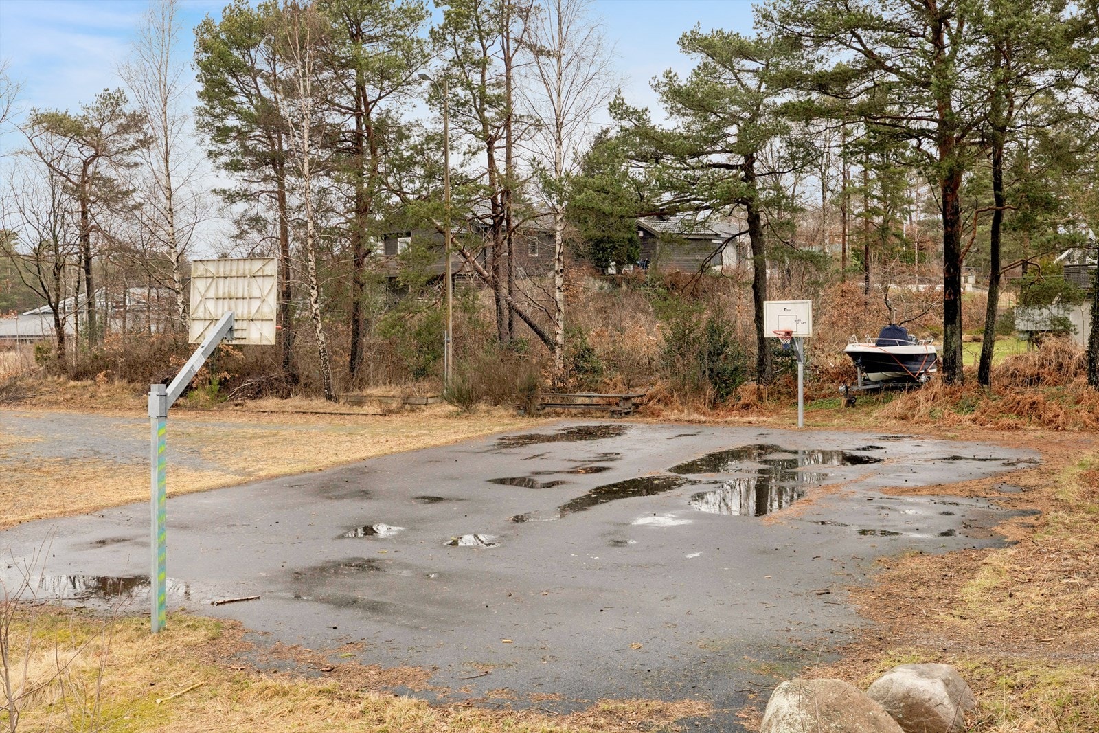 Baskettballbane ligger kun et par minutters gange fra eiendommen. Galleribilde