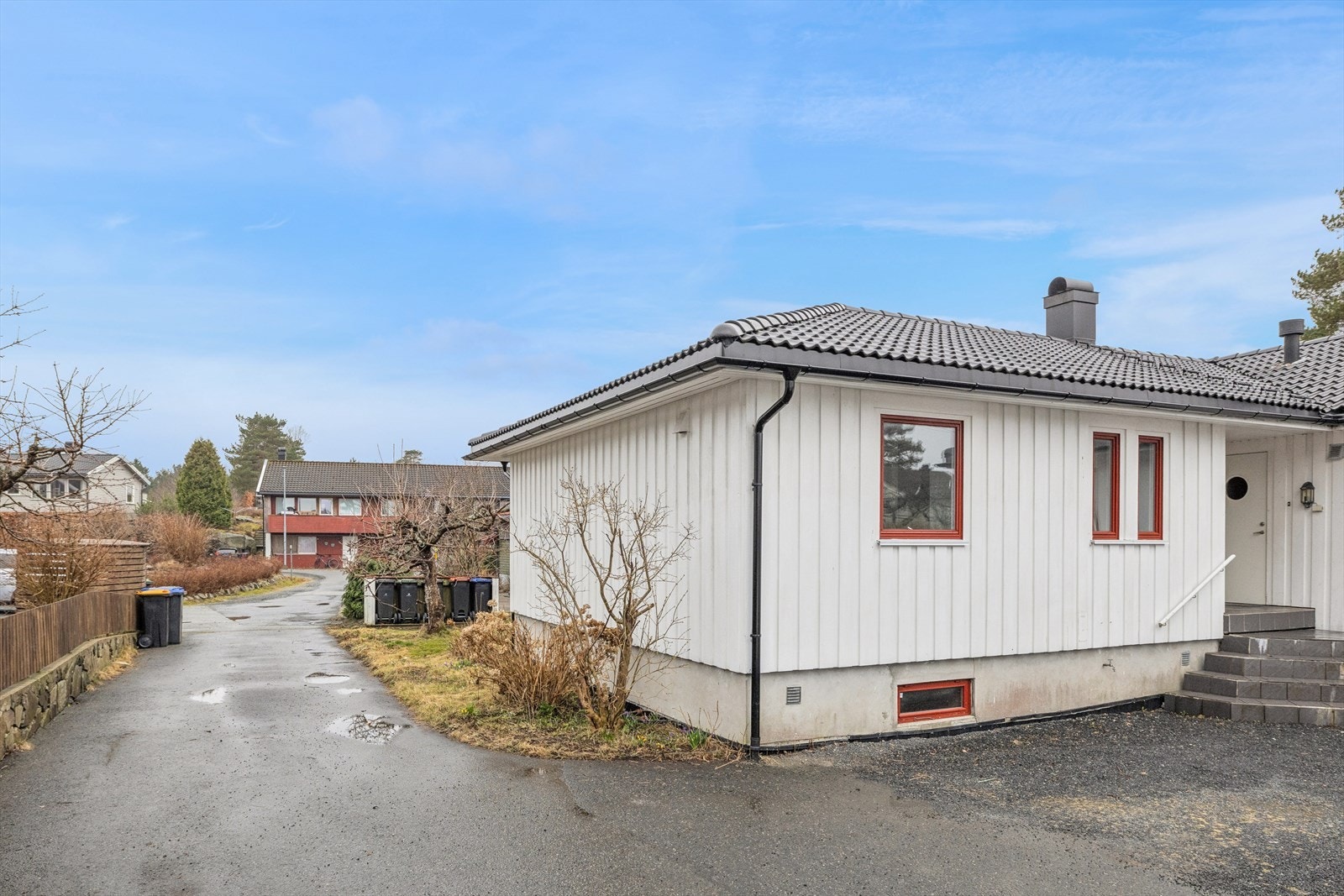 Vegårveien 42B er del av en tomannsbolig (vertikaldelt) som strekker seg over to plan. Betongtakstein og ny duk i 2021. Galleribilde