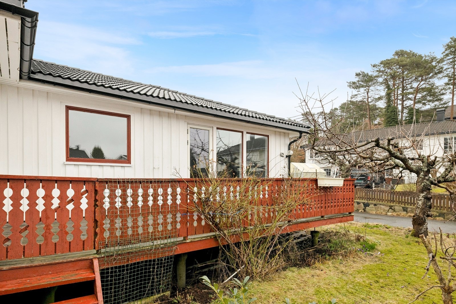 Fra stuen i 1. etasje er det utgang til en stor, sørvendt veranda. Galleribilde