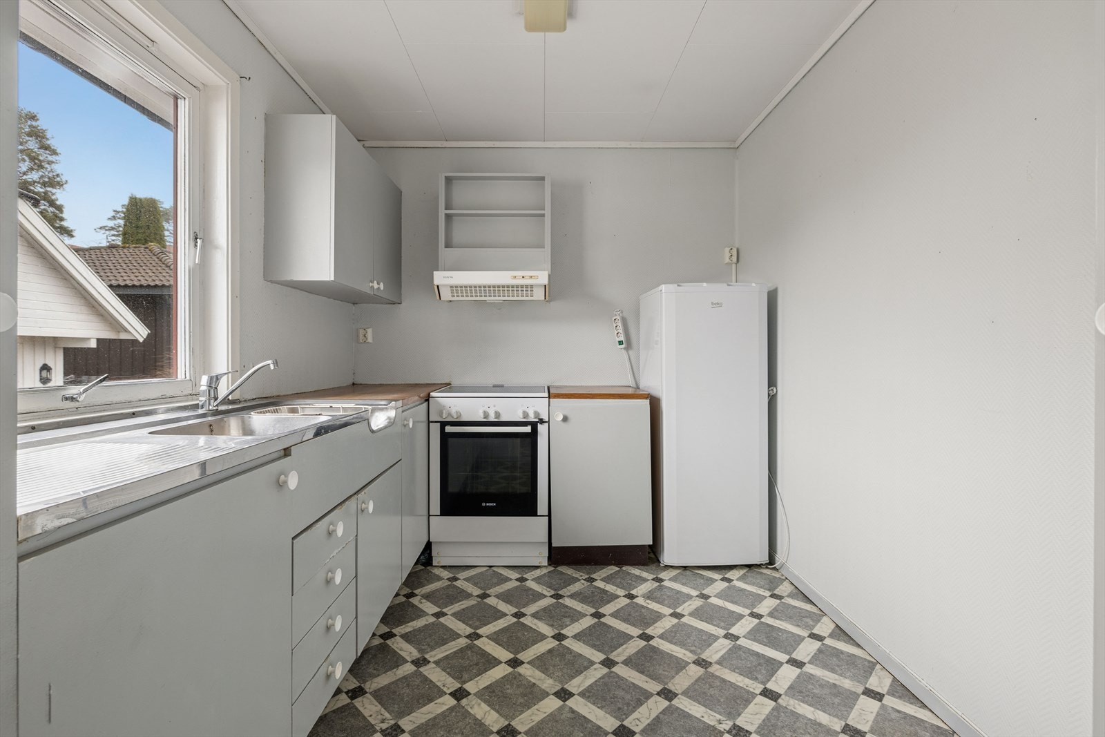 Kjøkkenet har belegg på gulvet og malt strie på veggene. Galleribilde