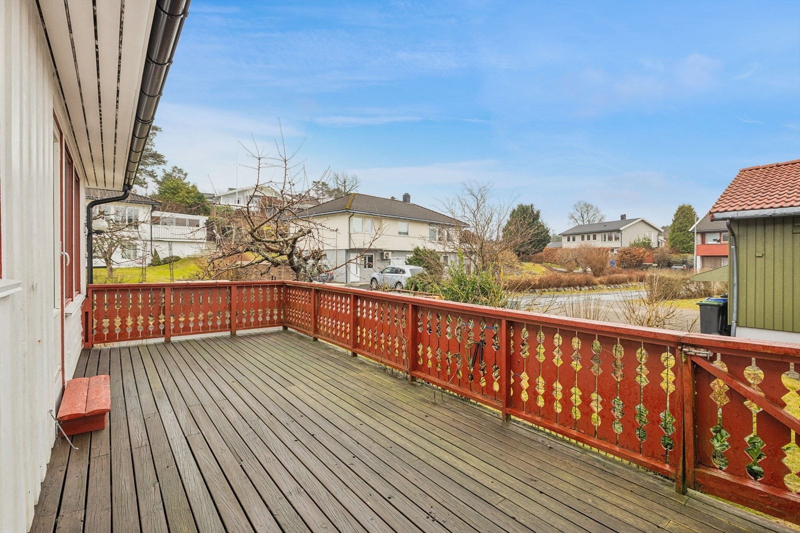 Eiendommen har en sentral, praktisk beliggenhet på Østerhus. Gangavstand til barnehage, skoler, bussholdeplass, dagligvarebutikk mm. Galleribilde