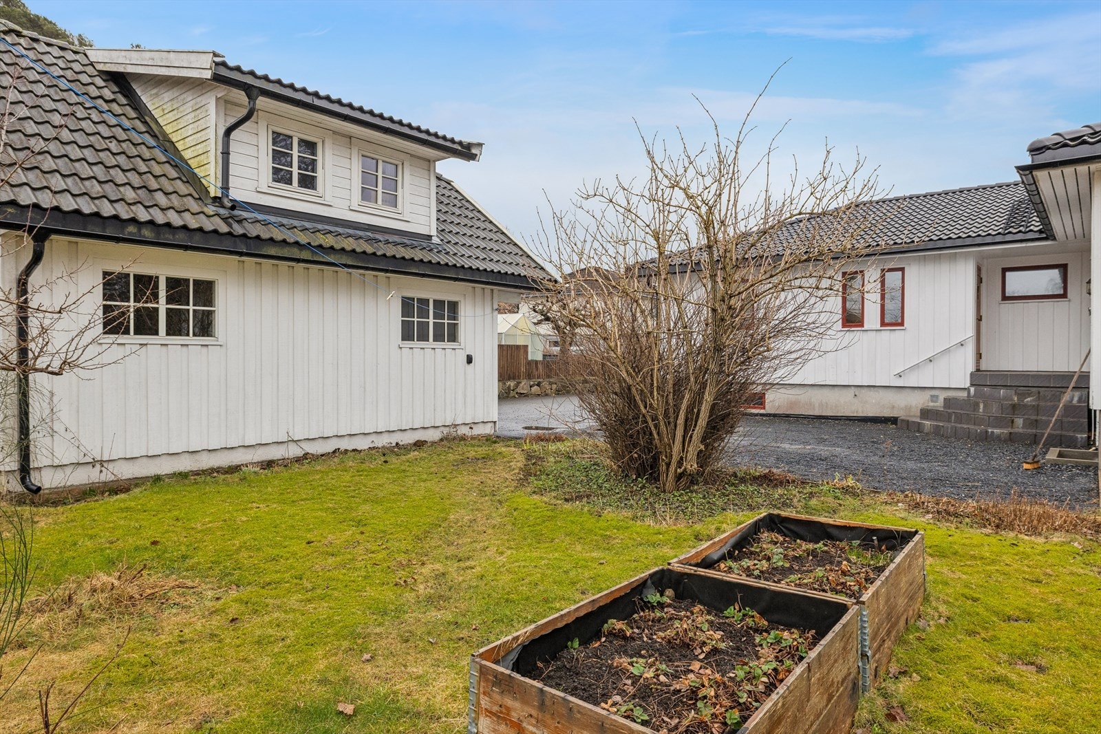 På eiendommen er det oppført en garasje som tilhører naboboligen - Vegårveien 42A. Galleribilde