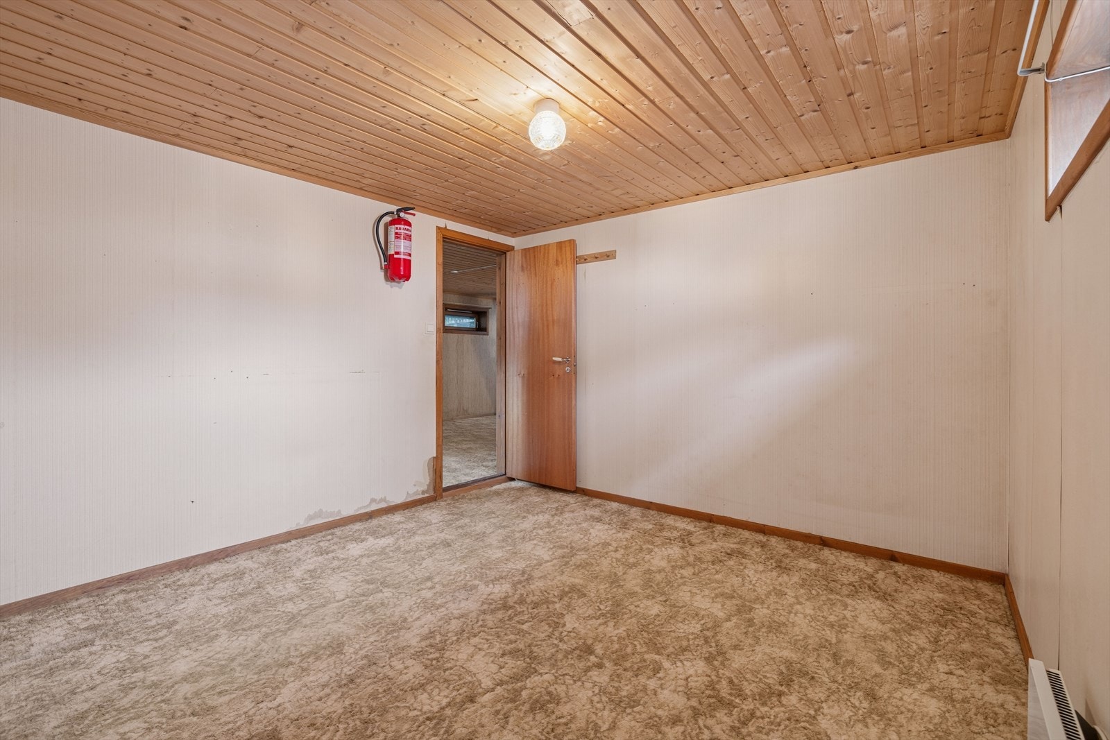 Boligen har behov for oppgraderinger, spesielt knyttet til drenering, bad og kjøkken. Galleribilde