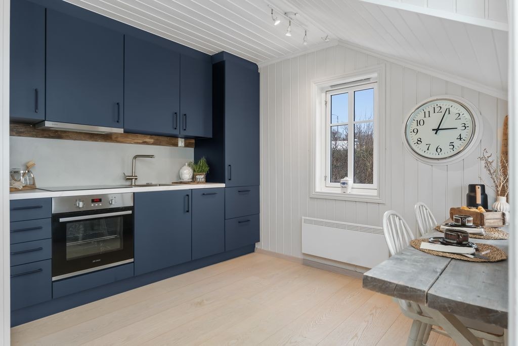 Svane kjøkken fra 2022 med slette fronter, laminat benkeplate med nedfelt vask og steketopp. Galleribilde