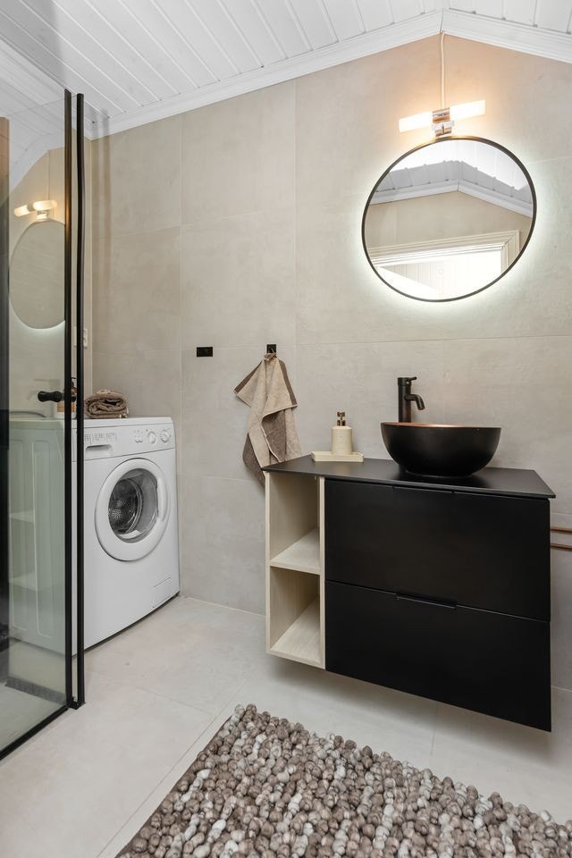 Badet har flislagt gulv og vegger Galleribilde