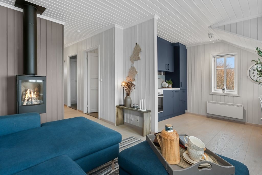 Nytt gulv i stue/kjøkken området, samt entre (fra 2022) Galleribilde