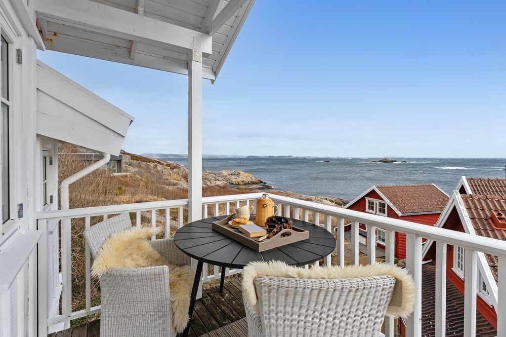 Fra leilighetens terrasse kan morgenkaffen nytes med upåklagelig utsikt Galleribilde