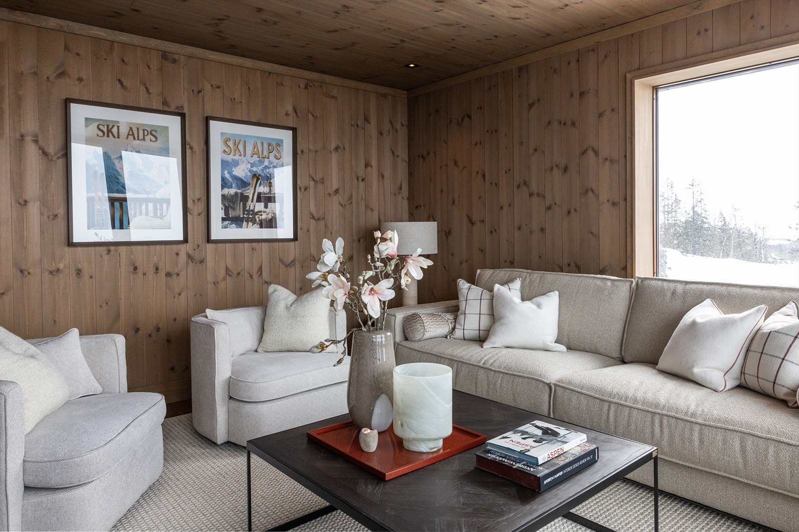 Romslig og lys stue med god plass til sofagruppe Galleribilde