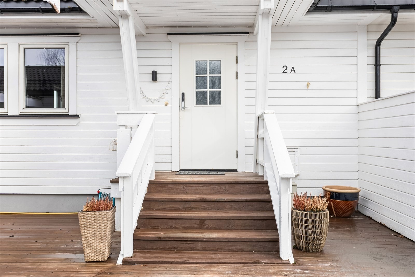 Et hyggelig og overbygd inngangsparti ønsker deg velkommen hjem. Galleribilde