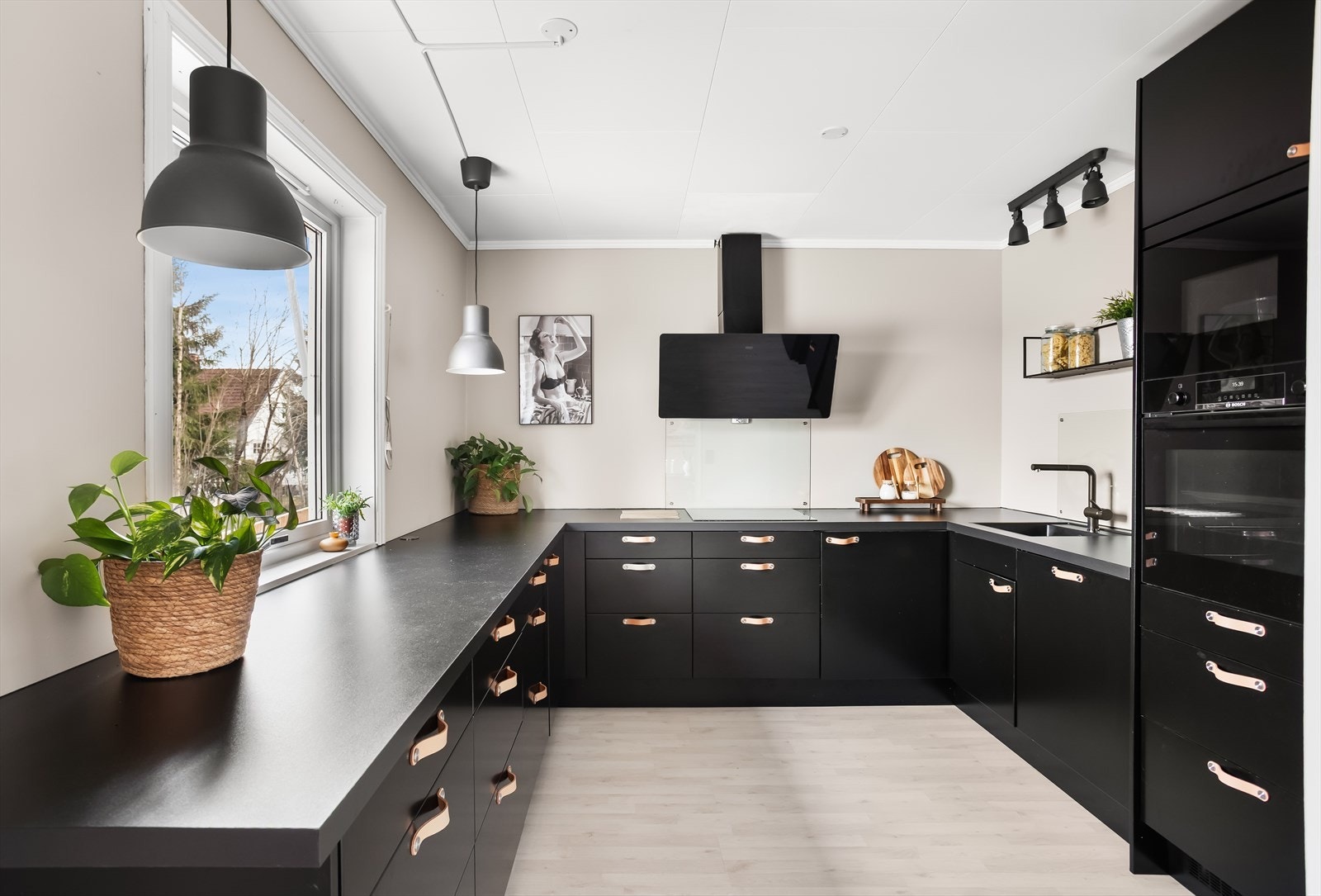 En fin halvpart av tomannsbolig med stilrent og moderne kjøkken fra Epoq (2022) med sorte, glatte fronter og rikelig med benke- og skapplass. Galleribilde