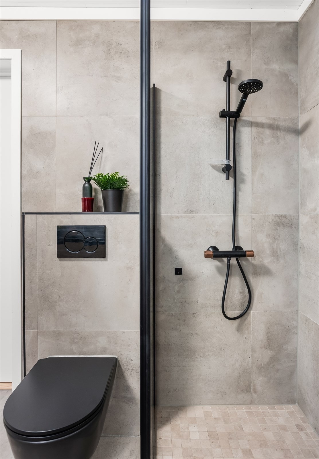 Gjennomførte detaljer med matt sort toalett og armaturer, samt mekanisk avtrekk med fuktføler. Galleribilde