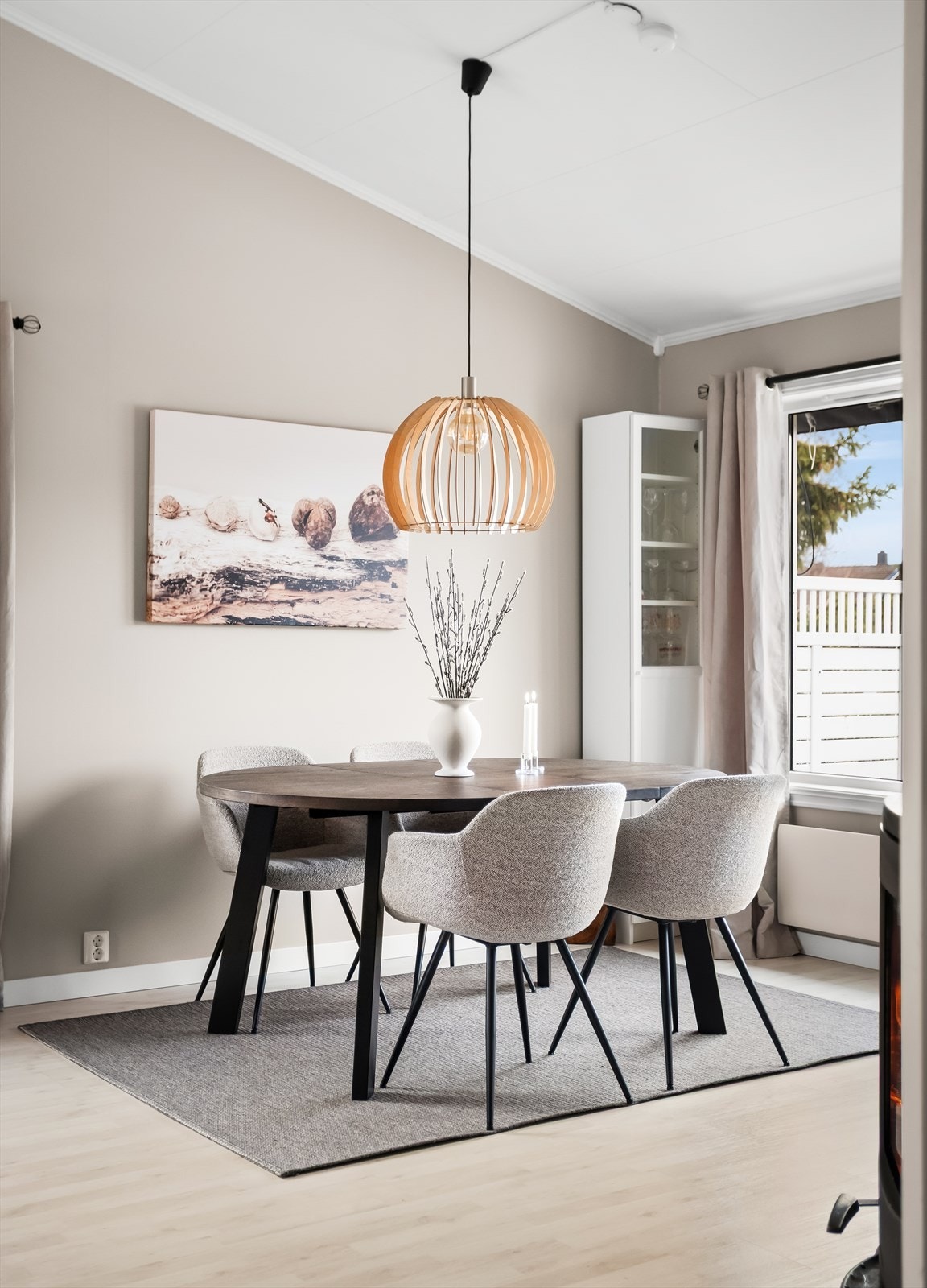 Her er det god plass til å samle familie og venner rundt spisebordet. Galleribilde