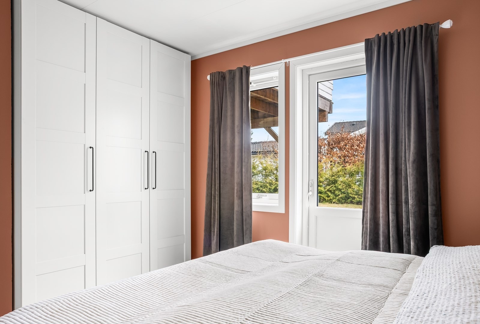 God plass til både dobbeltseng og garderobeløsning på hovedsoverommet. Galleribilde
