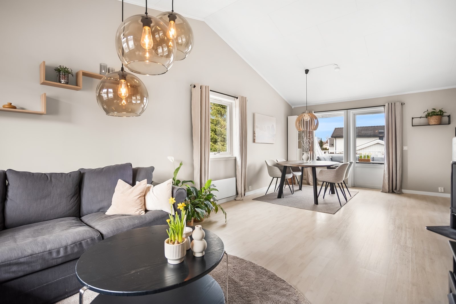 Fra stuen er det direkte utgang til den østvendte balkongen på 14 m². Galleribilde