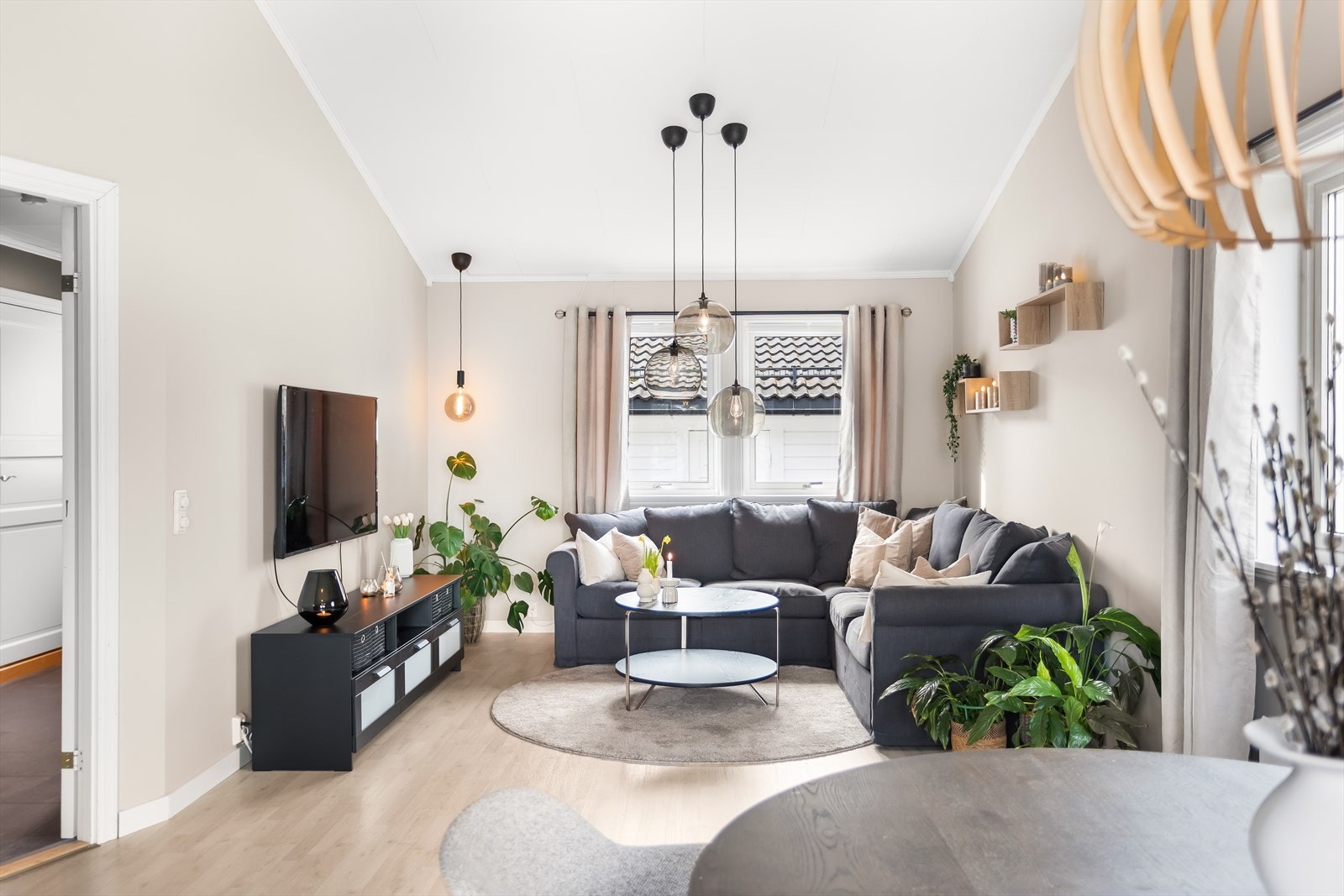 Stuedelen har god plass for en romslig sofagruppe. Galleribilde