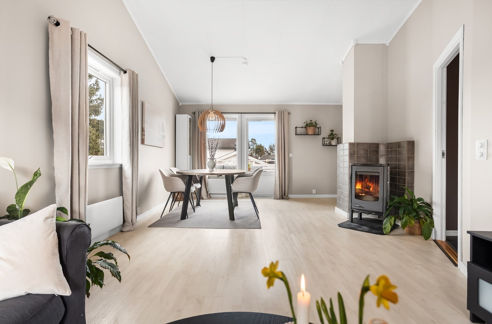 Gjennomgående laminatgulv i første etasje skaper en helhetlig følelse. Galleribilde