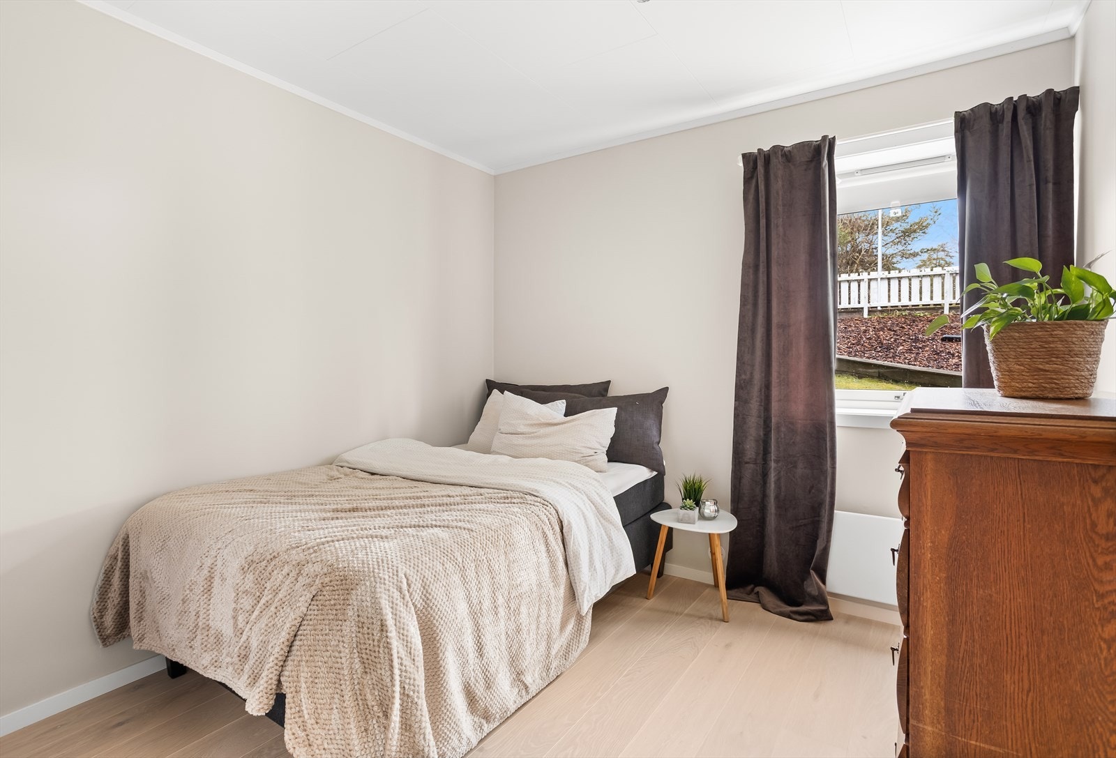 Boligens andre soverom, også plassert i den rolige underetasjen. Galleribilde