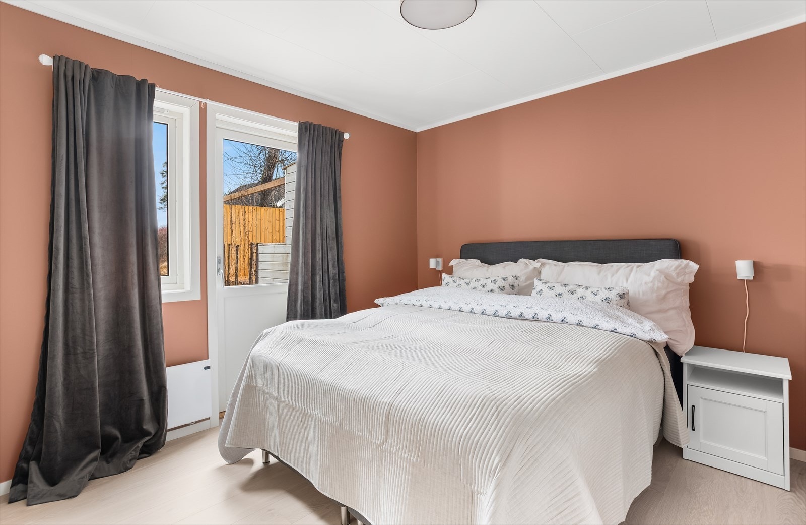 Hovedsoverommet i underetasjen har direkte utgang til en stor platting på 22 m² og hagen. Galleribilde