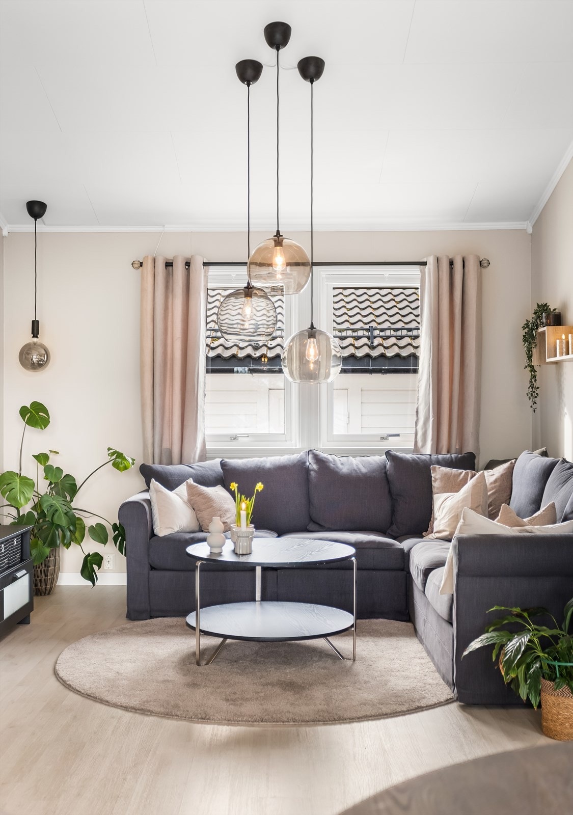 Store vindusflater slipper inn godt med dagslys. Galleribilde