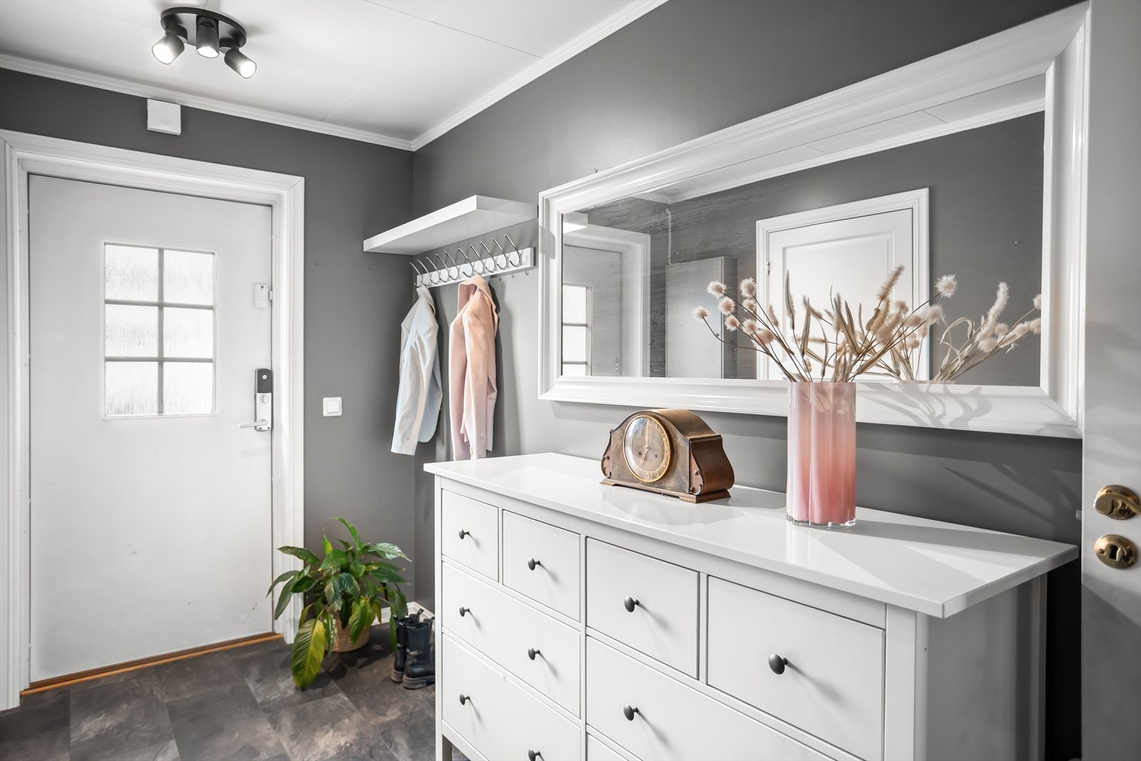 I entréen er det god plass til oppbevaring av yttertøy og sko. Galleribilde