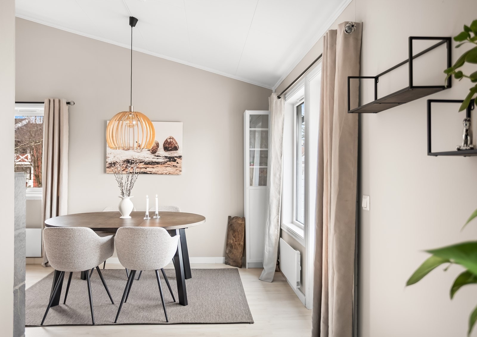 Stuen har en åpen og luftig atmosfære med god plass til en egen spiseplass. Galleribilde