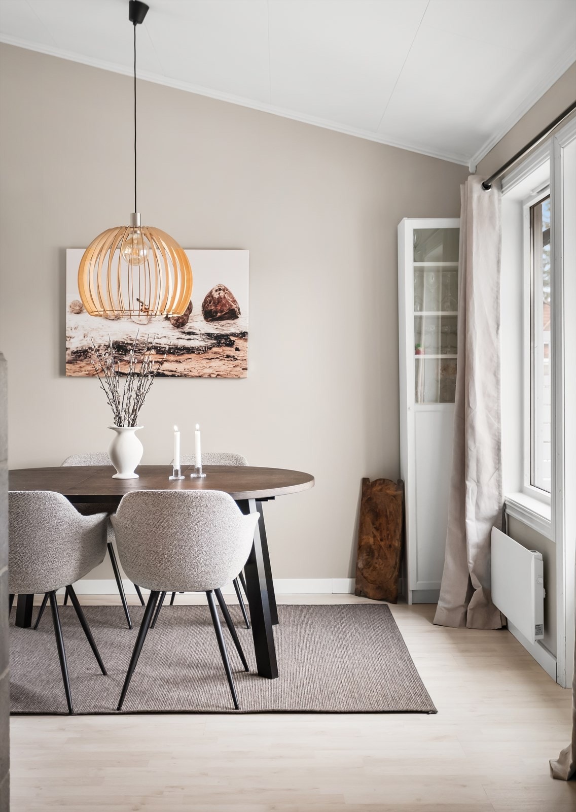 Vinduene i boligen er fra byggeåret og har to-lags glass med luftespalter for ventilasjon. Galleribilde