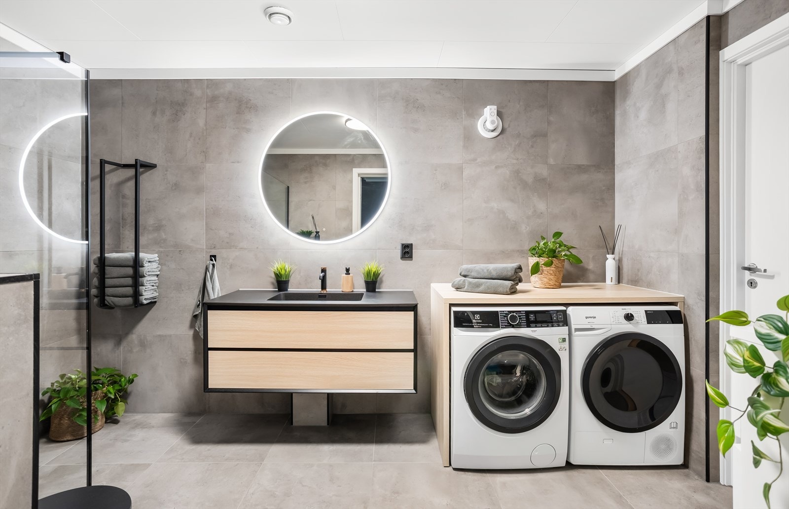 Delikat og moderne bad i underetasjen, renovert i 2023. Rommet har opplegg for vaskemaskin og tørketrommel. Galleribilde