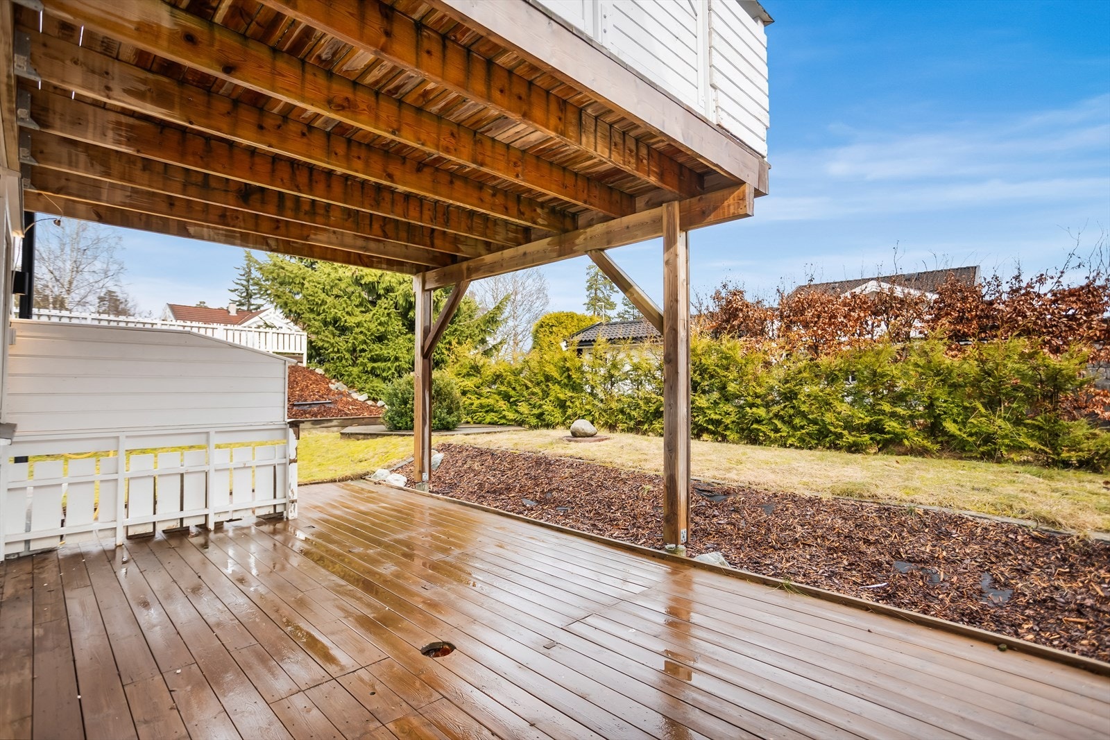 Den overbygde plattingen gir en lun og skjermet uteplass med direkte tilknytning til hagen. Galleribilde