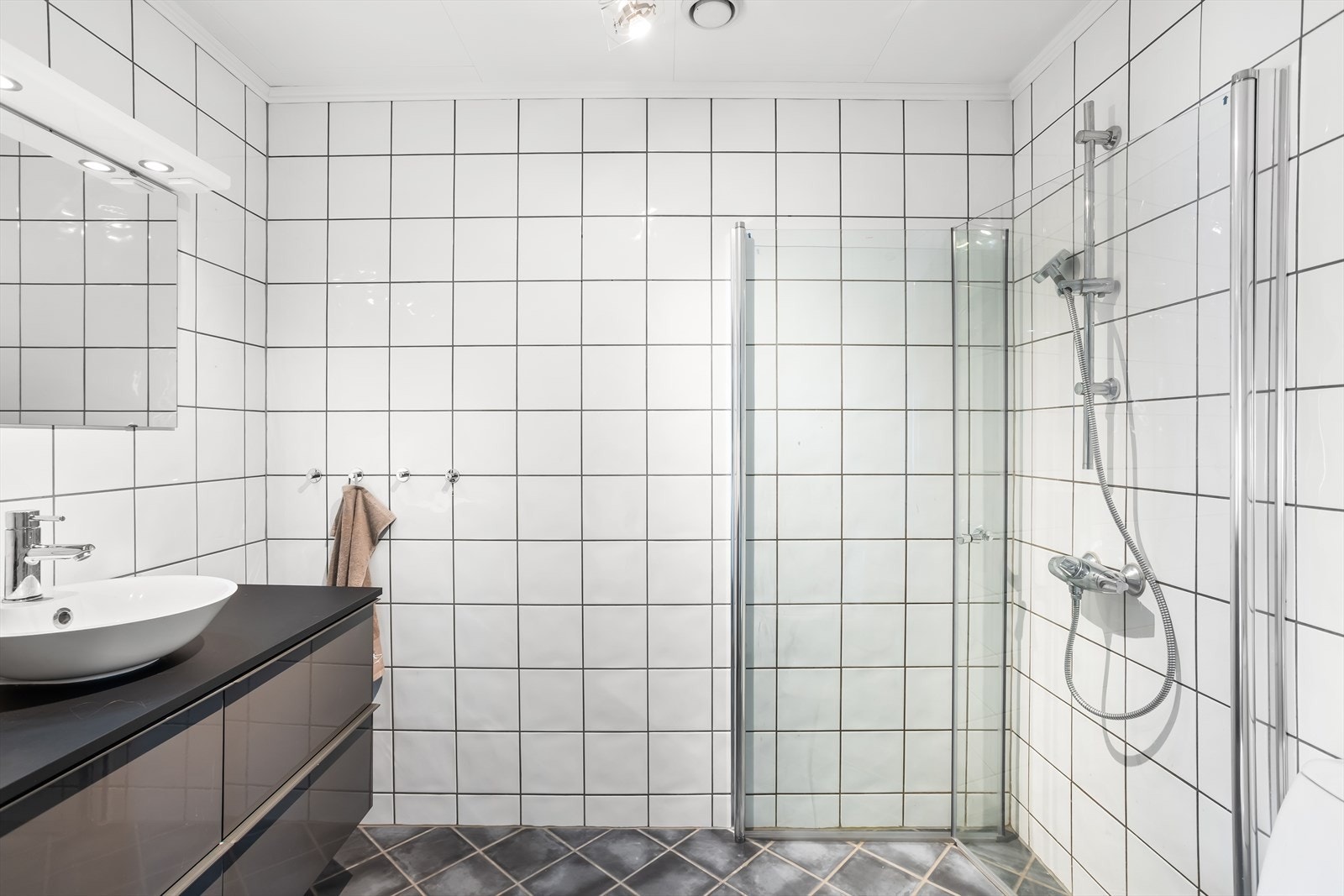 Badet er fra byggeår, men innredning, speil og dusjdører på dette badet er byttet etter byggeår. Galleribilde