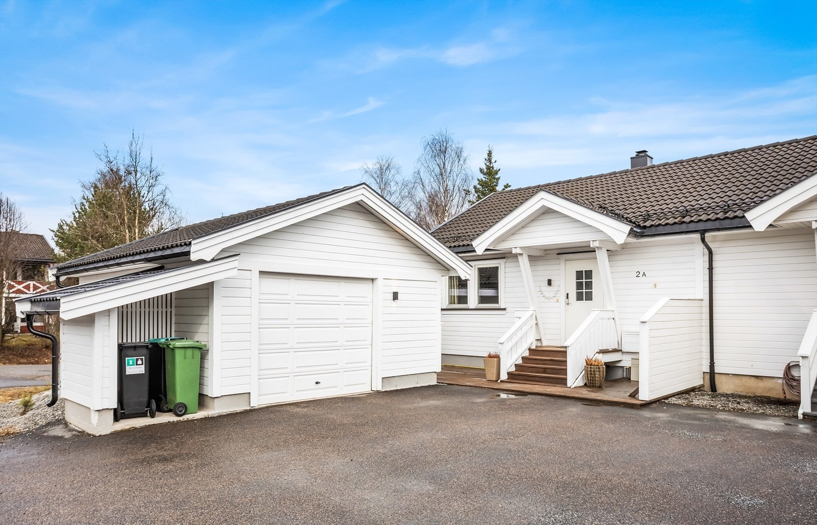 En innholdsrik halvpart av en vertikaldelt tomannsbolig med stor garasje på 29 m², utstyrt med elbillader. Galleribilde