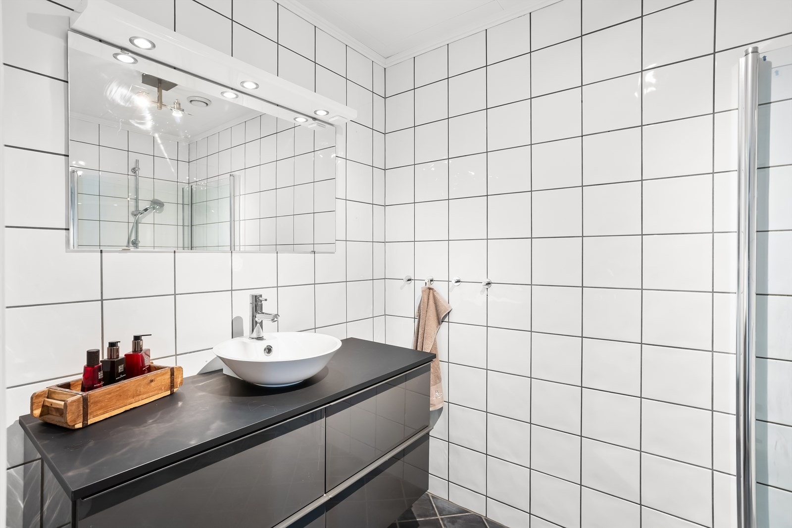 Rett innenfor ytterdøren er det praktisk adkomst til det ene badet. Galleribilde