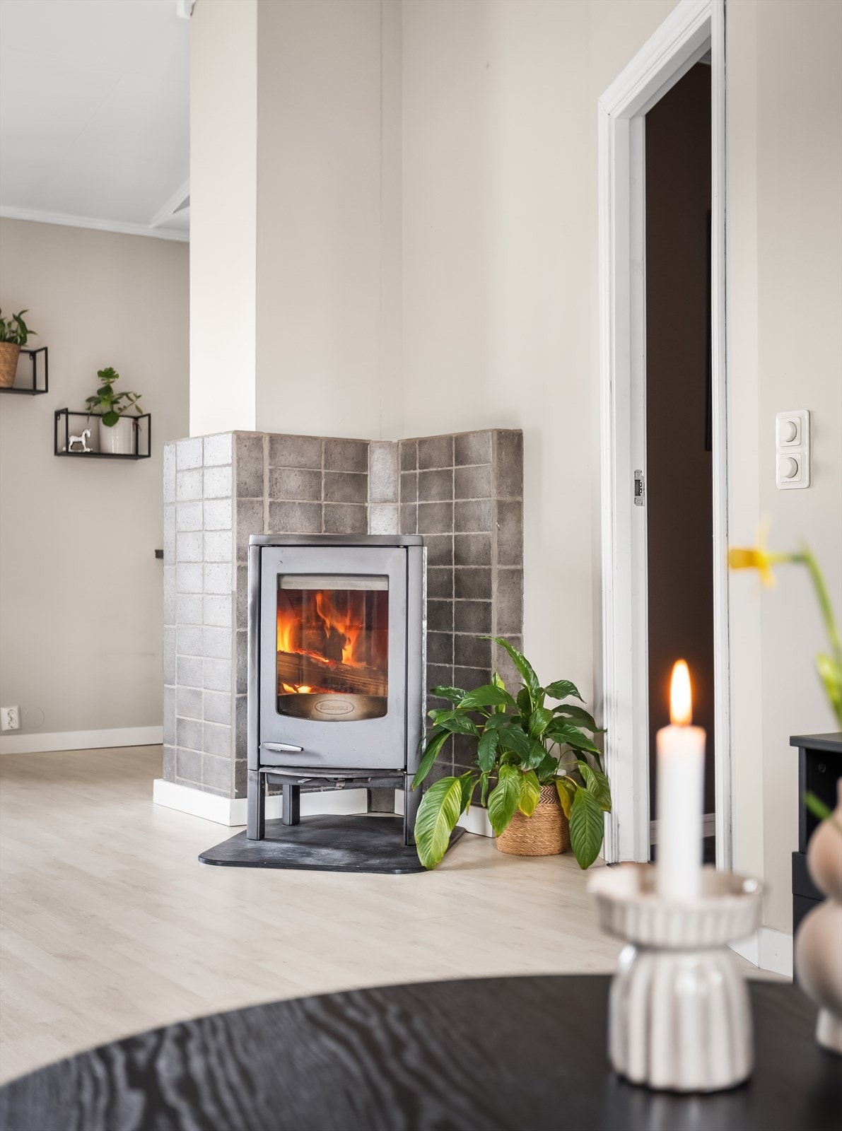 Ildstedet i stuen gir både varme og en hyggelig atmosfære på kjølige dager. Galleribilde