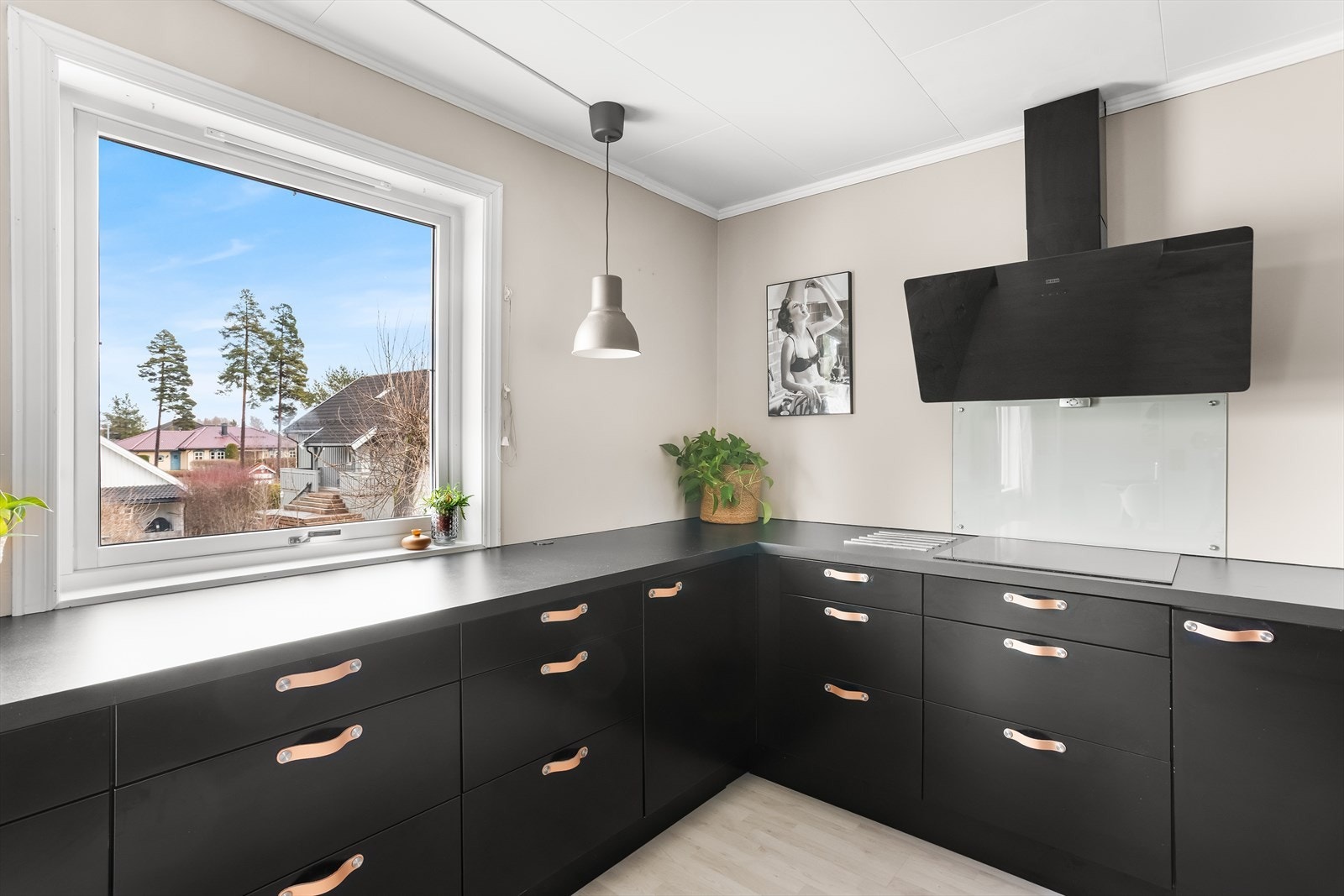 Kjøkkenet er utstyrt med integrert komfyr, mikrobølgeovn, platetopp og oppvaskmaskin. Komfyrvakt er installert. Galleribilde