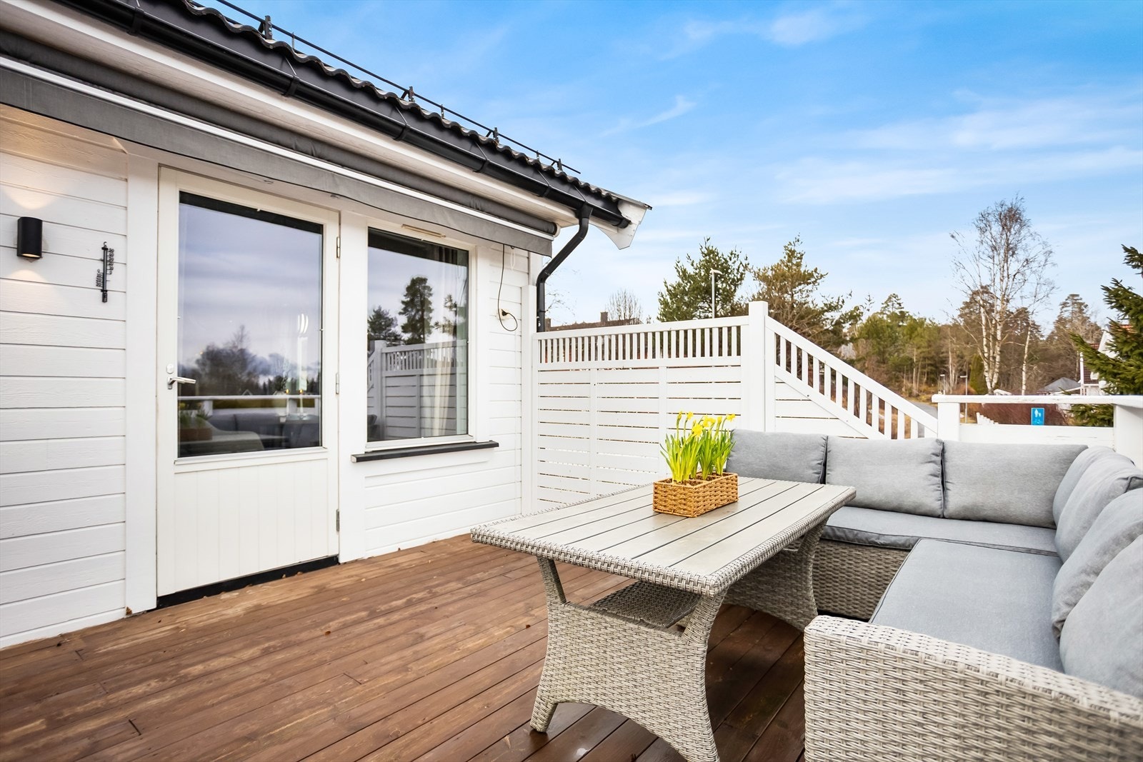 Uteplassen er bygget i impregnert trevirke som er overflatebehandlet. Galleribilde