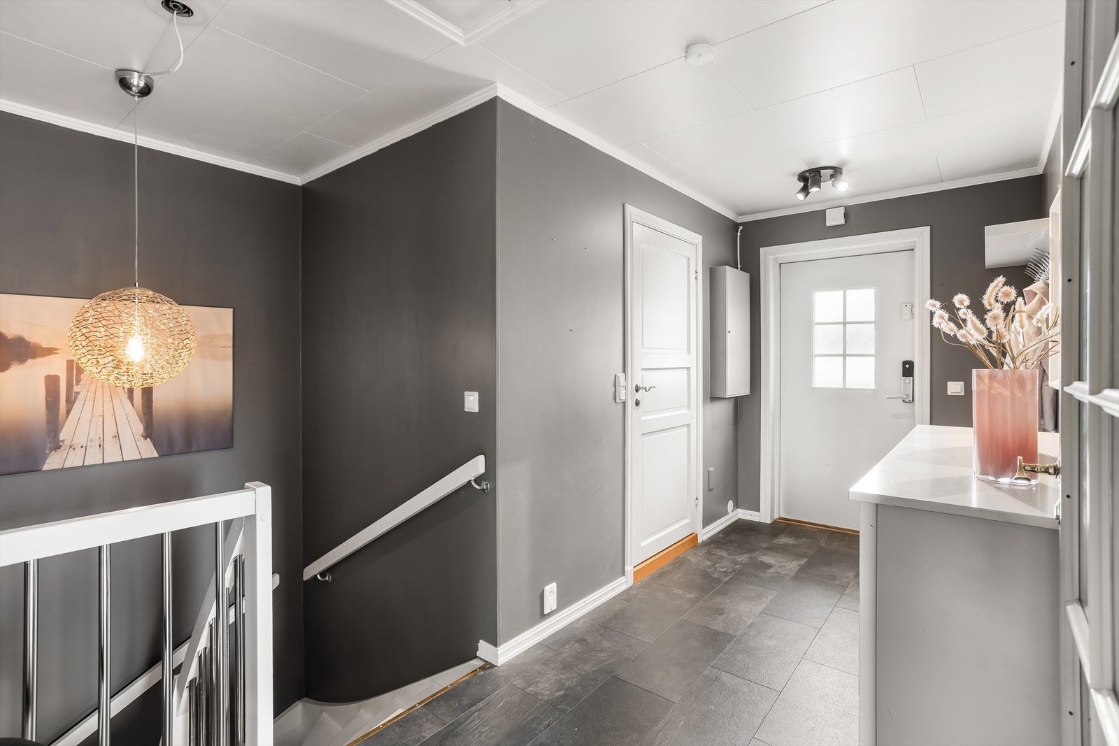 Inngangspartiet i første etasje gir et godt førsteinntrykk og leder videre inn i boligen og ned til underetasjen. Galleribilde