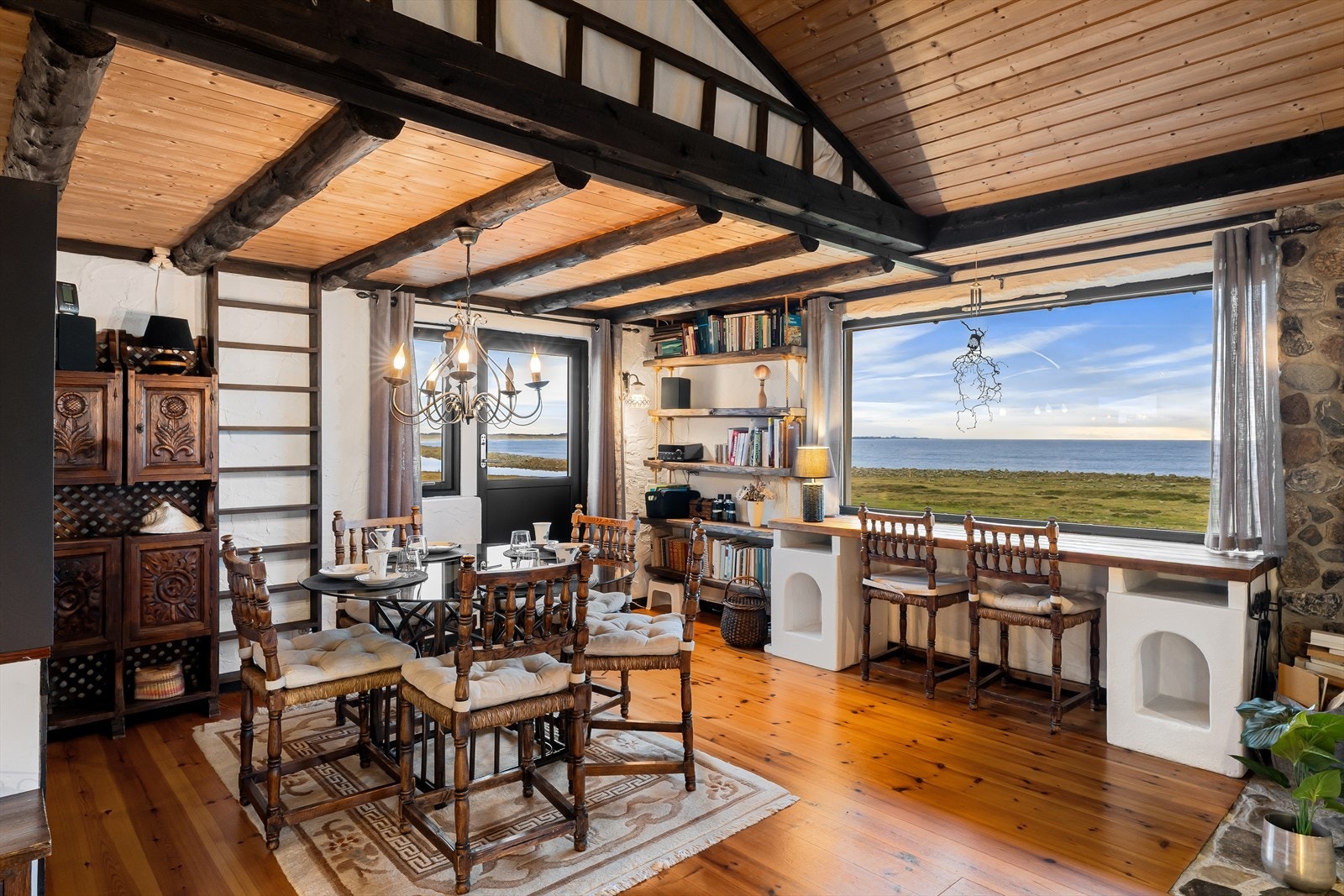 Store vindusflater slipper inn rikelig med naturlig lys og gir deg samtidig den fantastiske utsikten mot havet. Galleribilde