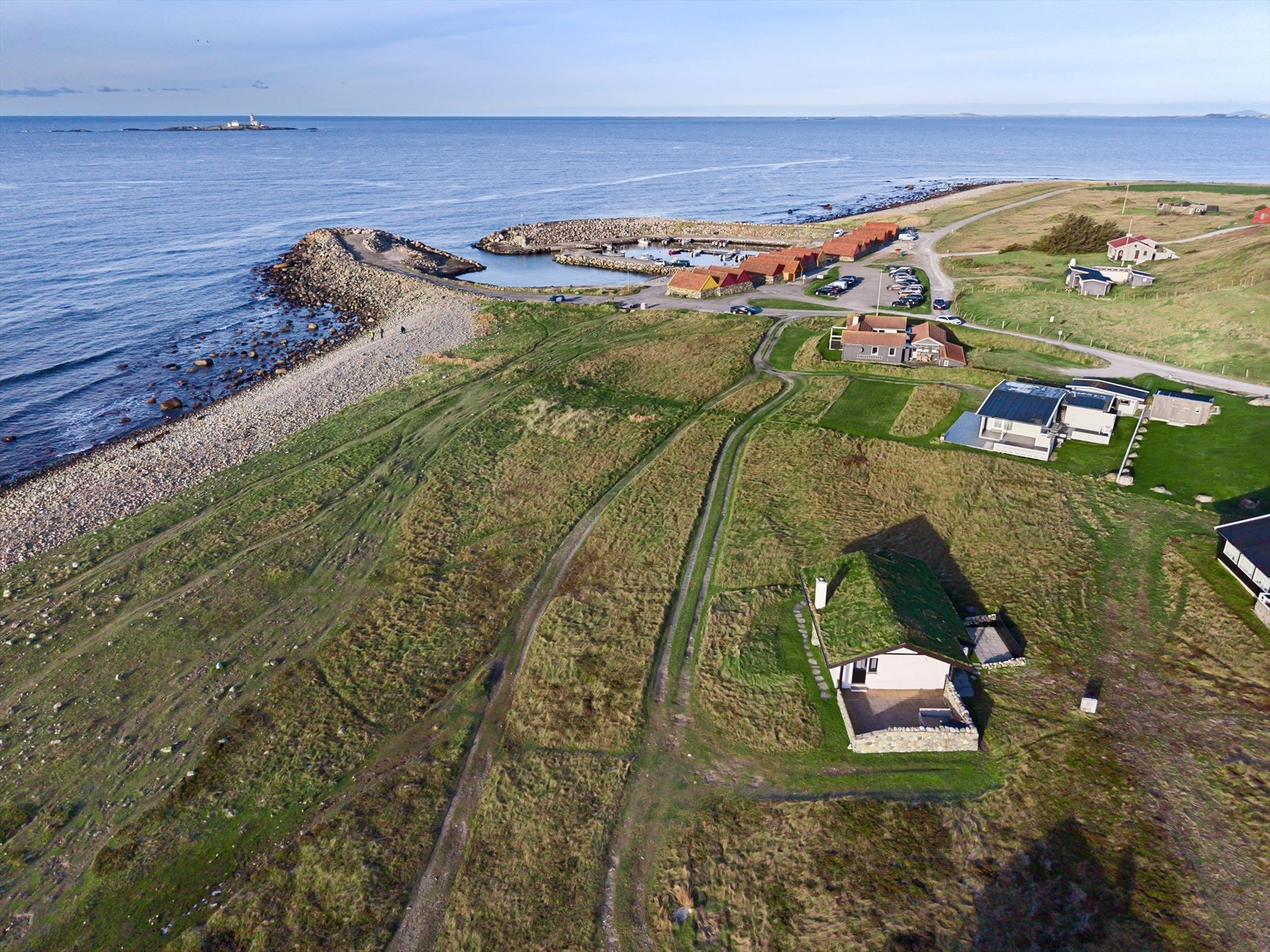 Like ved finner du Sele havn, en sjarmerende havn som ligger vakkert til ved sjøen. Galleribilde