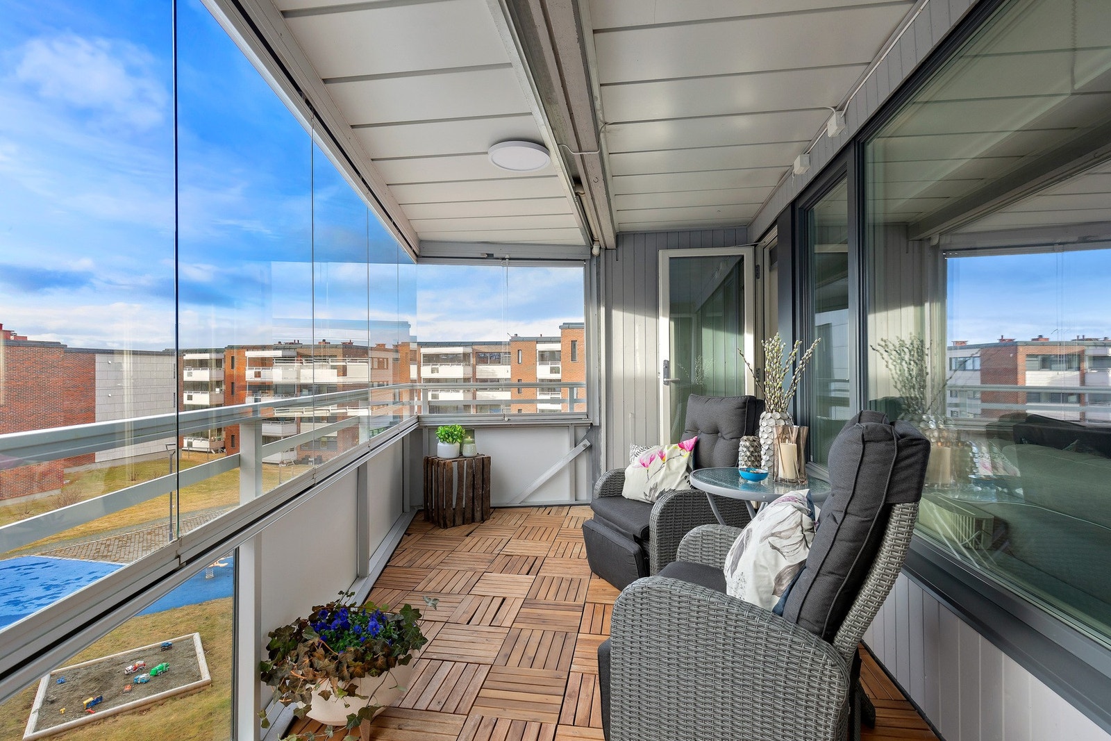 Stor innglasset balkong med lang brukssesong. Innglassingen kan åpnes. Galleribilde