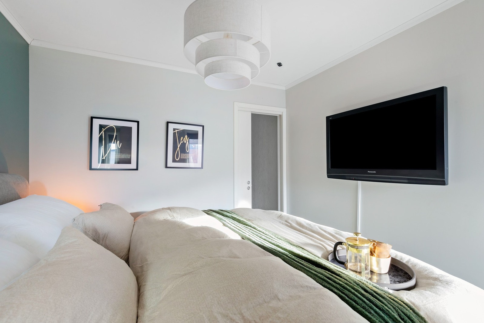 Her kan du fint møblere med stor seng og garderobeløsning. Galleribilde