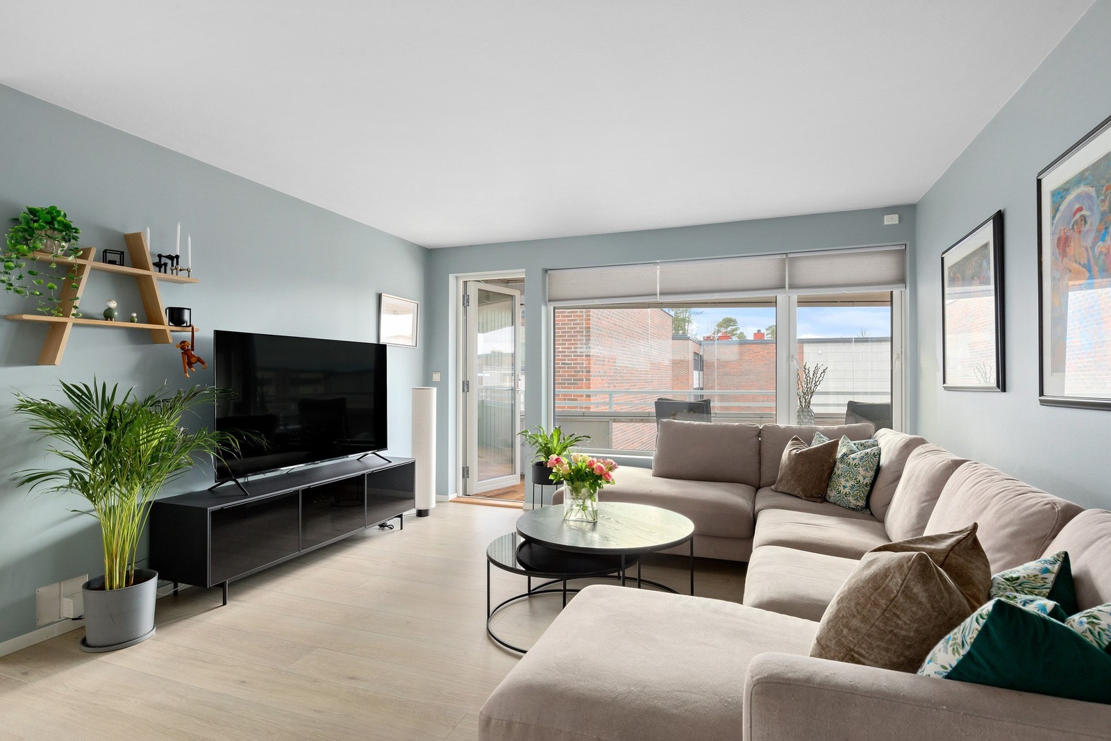 Stua er romslig og kan tilby flere gode møbleringssoner. Stue- og kjøkkenløsningen måler til sammen 43 kvm. Galleribilde