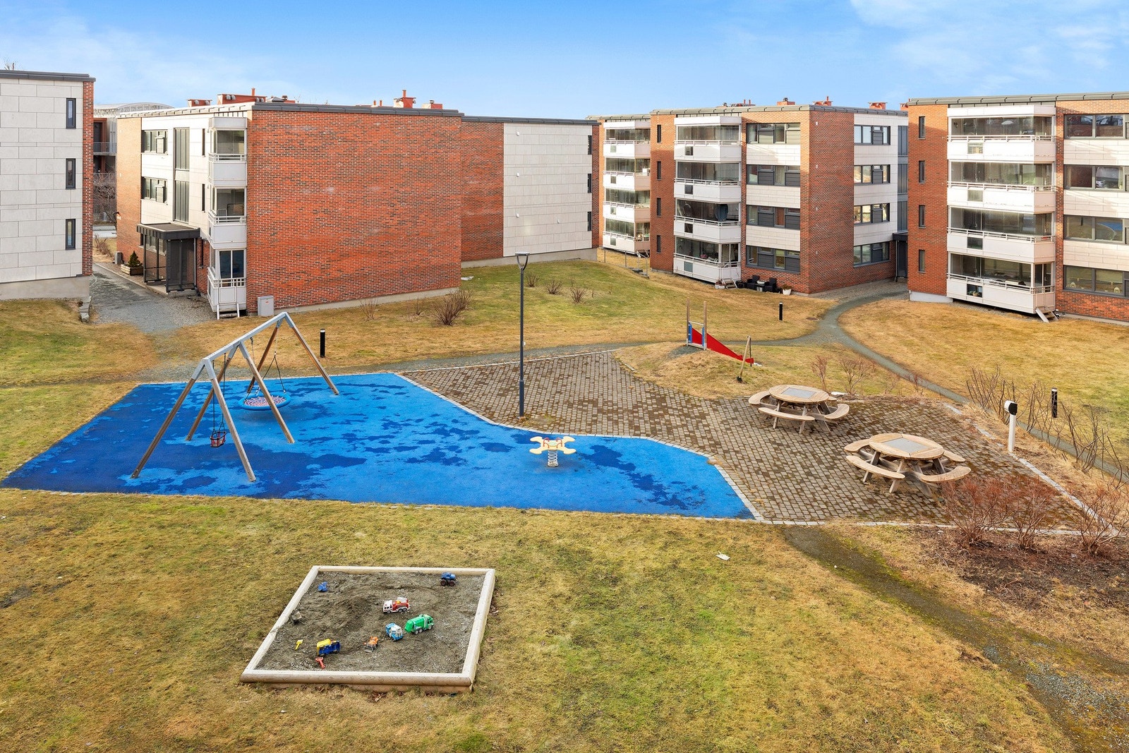 Borettslaget var i perioden 2016-2021 gjenstand for en omfattende rehabilitering med bla. nye vinduer, etterisolering, drenering og skifte av fasadeplater. Galleribilde