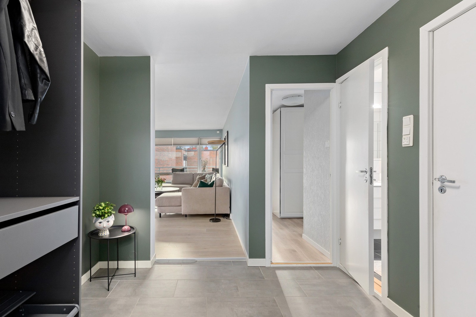 Alltid en trivelig velkomst i denne fine entréen med flislagt gulv. Galleribilde