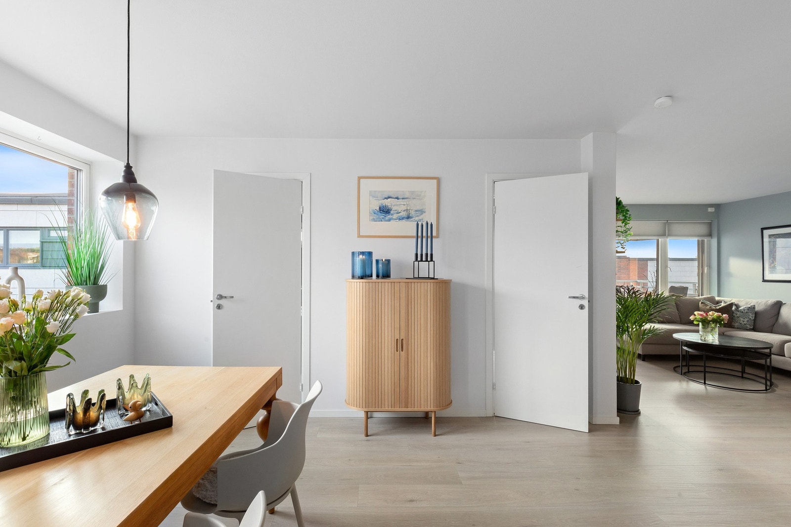 Rommet nyter godt av rikelig med naturlig dagslys fra lysinnslipp på to sider. Galleribilde